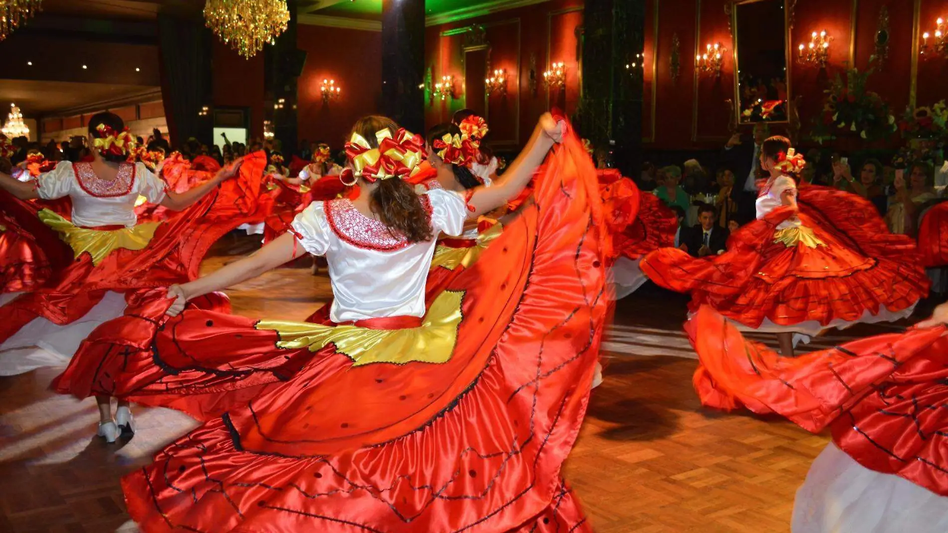 Animados convivios donde habrá mariachis, bailes, música y rica cena mexicana